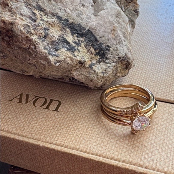 Vintage Avon Classic Solitaire Ring with Pavé Jacket Set – Gold-Tone Sparkle 229 - Picture 4 of 13